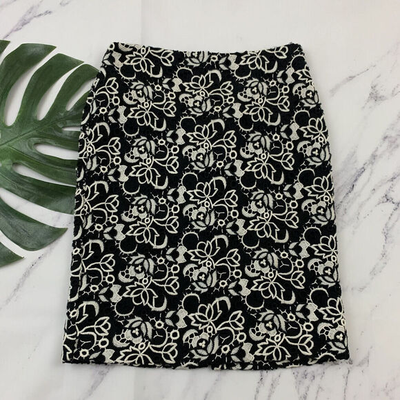 Talbots Lace Pencil Skirt Size 4 Black White Crochet Floral Knee Length - Picture 1 of 10